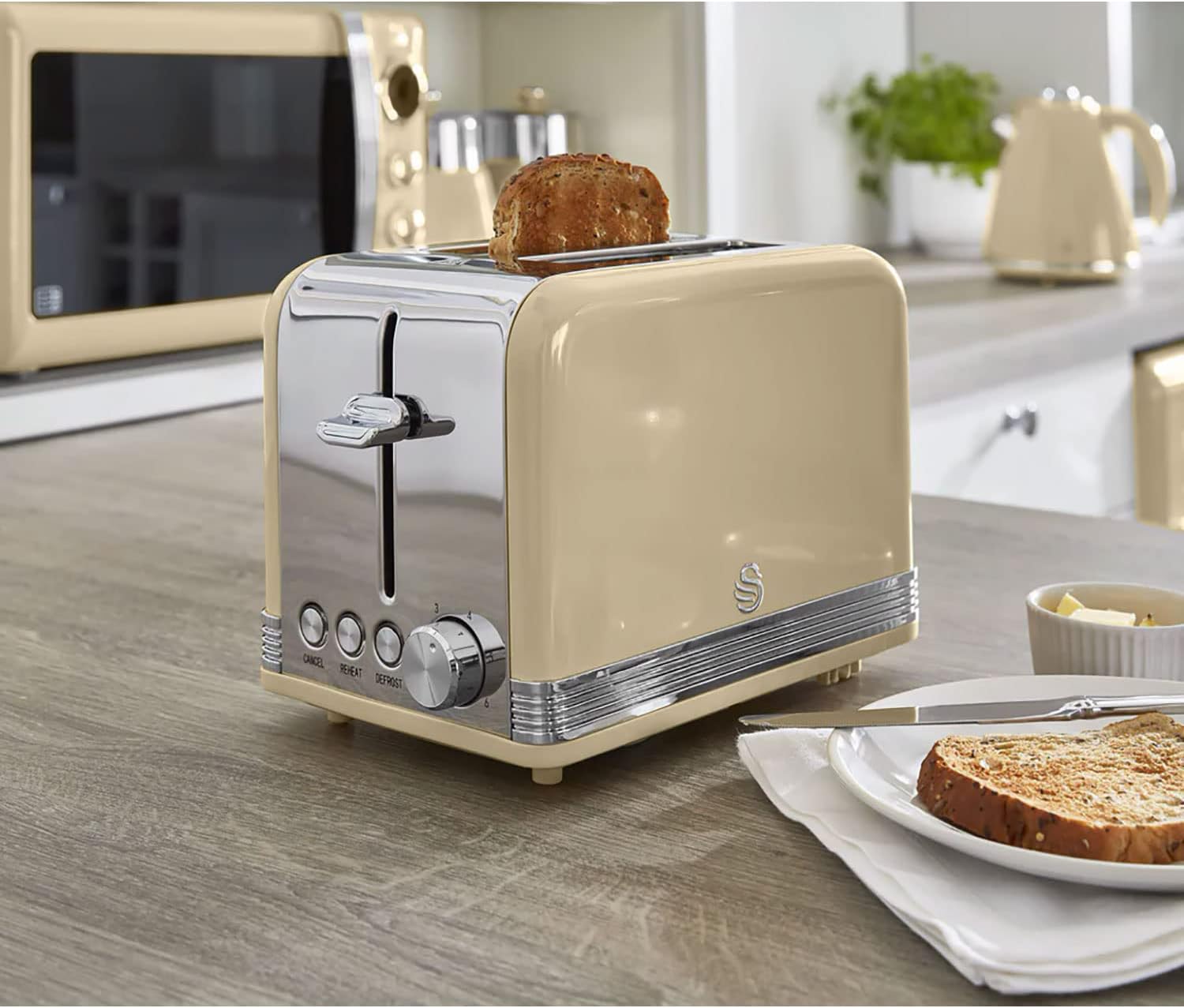 Swan Retro Set Desayuno Hervidor de Agua 1,8 L, Tostadora Pan Ranura Ancha 2 Rebanadas, Microondas Digital 20L, 6 Niveles de Potencia, Temporizador, Puerta Espejo, Diseño Vintage, Crema
