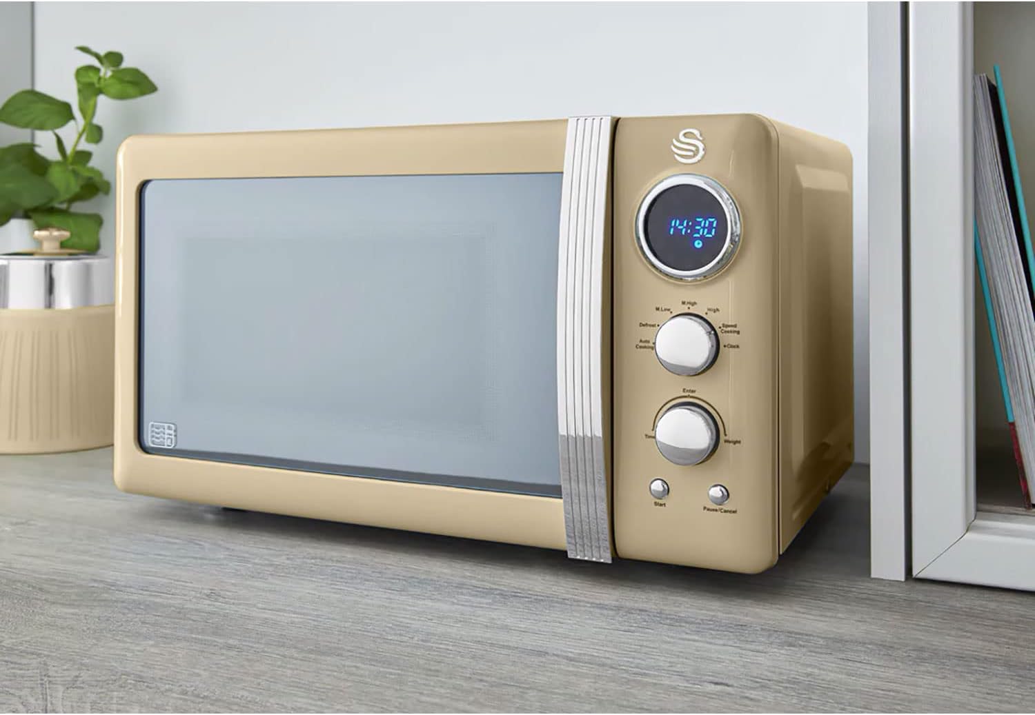 Swan Retro Set Desayuno Hervidor de Agua 1,8 L, Tostadora Pan Ranura Ancha 2 Rebanadas, Microondas Digital 20L, 6 Niveles de Potencia, Temporizador, Puerta Espejo, Diseño Vintage, Crema
